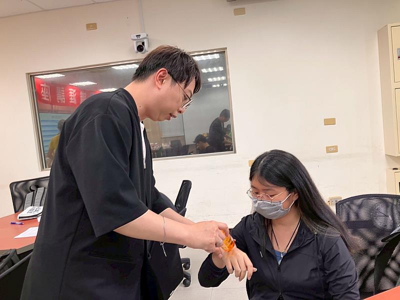 洪維倫執行長介紹實用且平價的化妝品，鼓勵學生以簡單幾項基礎彩妝品，即可完成自然清新的妝容。