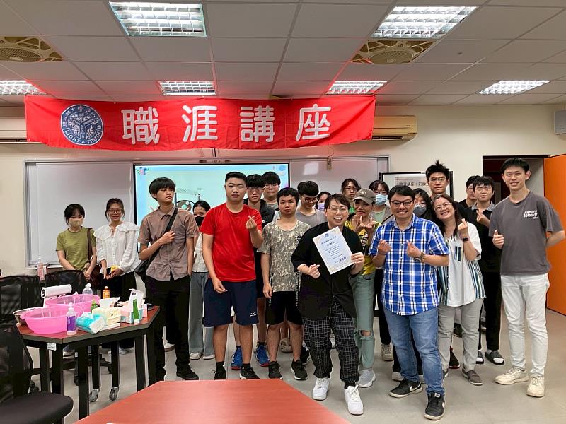 聖約翰科技大學舉辦「彩妝技巧講座」，邀請傑優教育服務團隊執行長洪維倫老師蒞校主講。