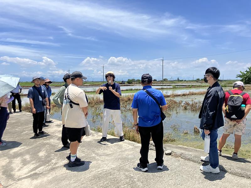 工作坊參訪北門三寮灣社區，由當地社區介紹特殊的關水農法及結合提供過境候鳥覓食與棲息的空間