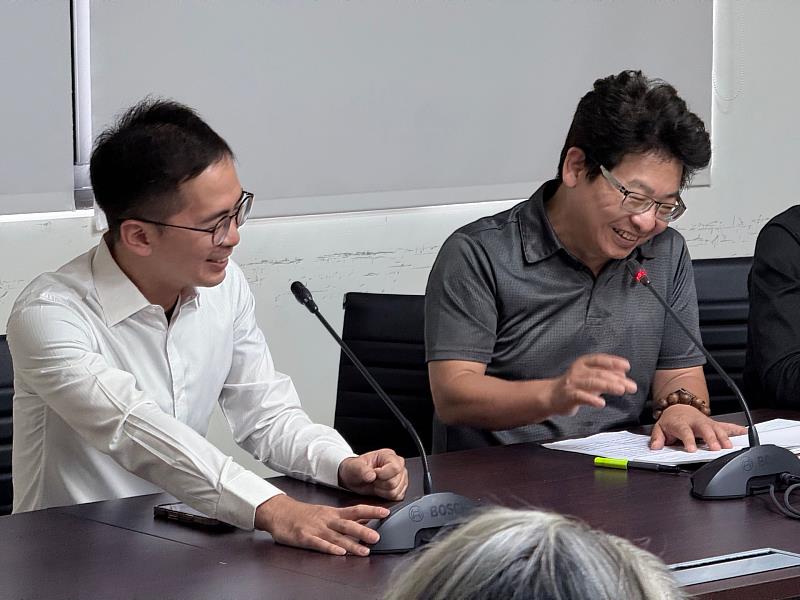 國立新竹生活美學館館長葉于正（右）與明新科技大學助理教授張哲維（左）於發表會中對談交流。