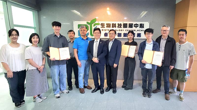 今年錄取中興大學3+X學碩計畫的三位同學：土木系黃振誠(右三)、生科系陳品頤(右四)、應經系鍾凱名(左三)獲頒百萬元獎學金。合影師長(由右至左)：生科系黃盟元副主任、生物科技發展中心侯明宏主任、周濟眾副校長暨國際長、陳全木副校長、應經系簡立賢主任、電資學院林泓均老師、土木系蔡慧萍老師，以及生物科技發展中心劉浩屏組長。
