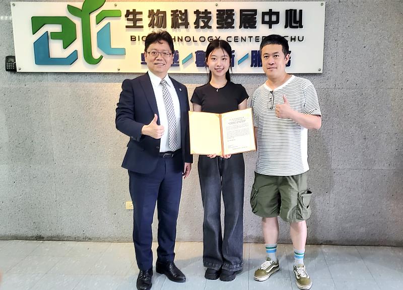 今年錄取3+X學碩計畫的生科系陳品頤同學(右二)與國立中興大學師長們：生科系黃盟元副主任、陳全木副校長(右至左依序)合影。