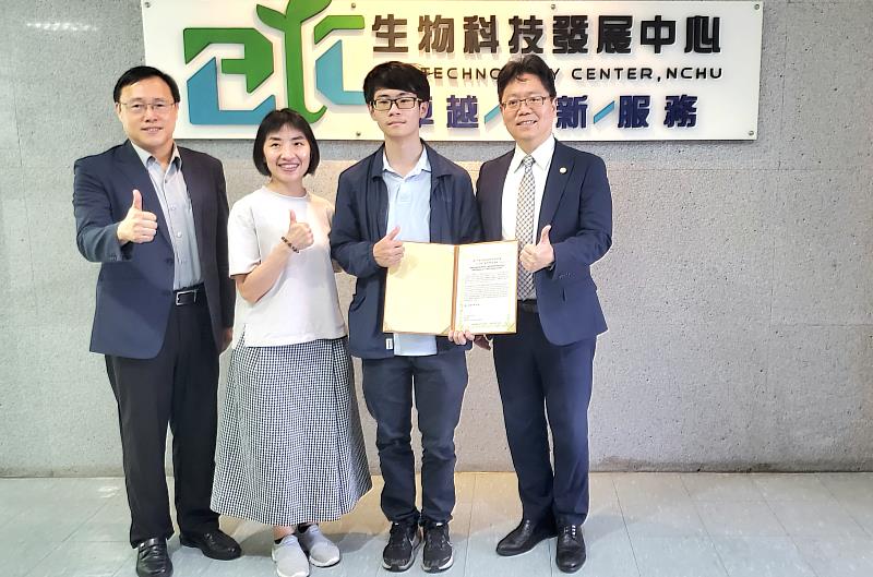 今年錄取3+X學碩計畫的土木系黃振誠同學(右二)與國立中興大學師長們：陳全木副校長、土木系蔡慧萍老師、國際處周濟眾副校長暨國際長(右至左依序)合影。