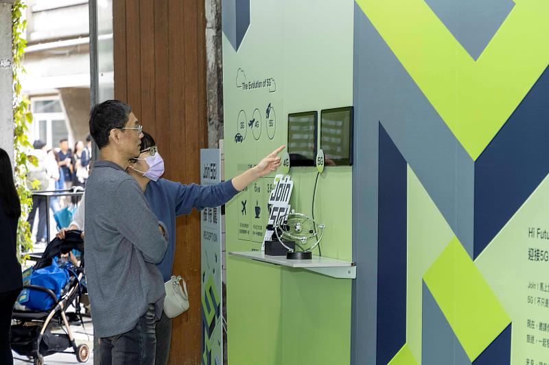 資策會策展「Join 5G! 5G專頻專網創新應用體驗展」,勇奪「2025義大利羅馬設計獎」室內設計類–銀獎。圖為民眾體驗5G專網高速率的特性,10秒內快速完成影片下載。