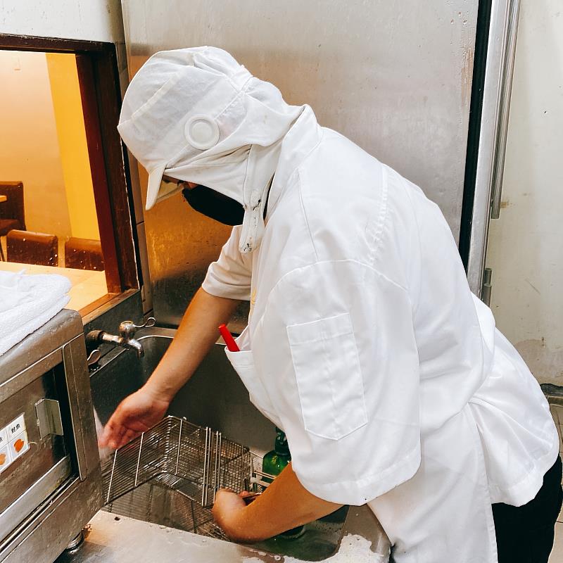 經職評後進庇護個案 清洗廚具