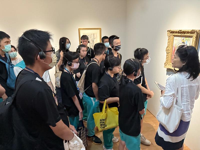 ▲松山工農師生參與《大都會博物館名作展》 認真聆聽導覽講解