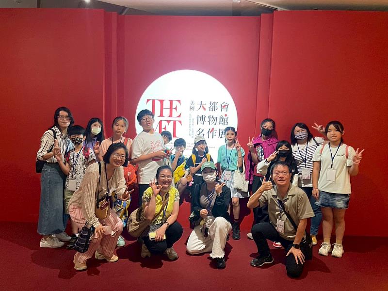 ▲西松國小師生參與《大都會博物館名作展》公益觀展活動合影