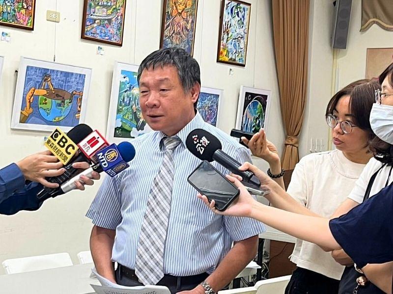 中央大學台灣經濟發展研究中心執行長吳大任教授接受媒體聯訪。