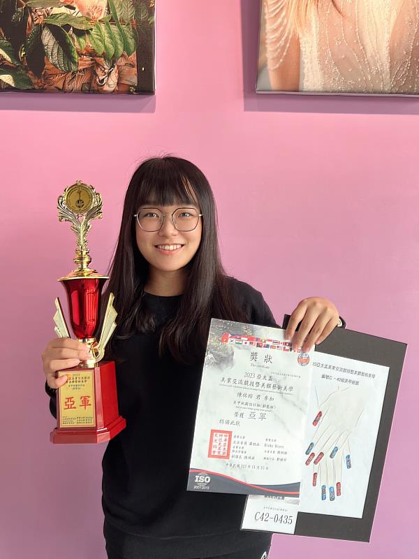 陳佑瑄展現跨域學習成果，在「2023亞太盃美業交流競技暨美饌藝術美學競賽」榮獲美甲紙圖設計組靜態組亞軍