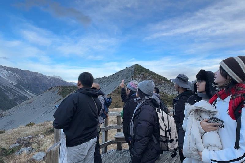 為深入觀察冰河地形,南大師生前往庫克山(Mount Cook)展開健行行程,近距離觀察圈谷、角峰等地形特徵