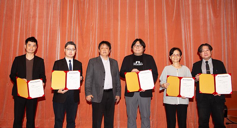 通過基礎級認證,右起為社會企業管理碩士在職學位學程所長郭彥谷老師、俄國語文學系周敏潔老師、企業實務管理數位碩士在職專班所長楊達凱老師、會計學系主任王偉權老師,以及全球品牌與行銷碩士在職學位學程吳錦錩老師。