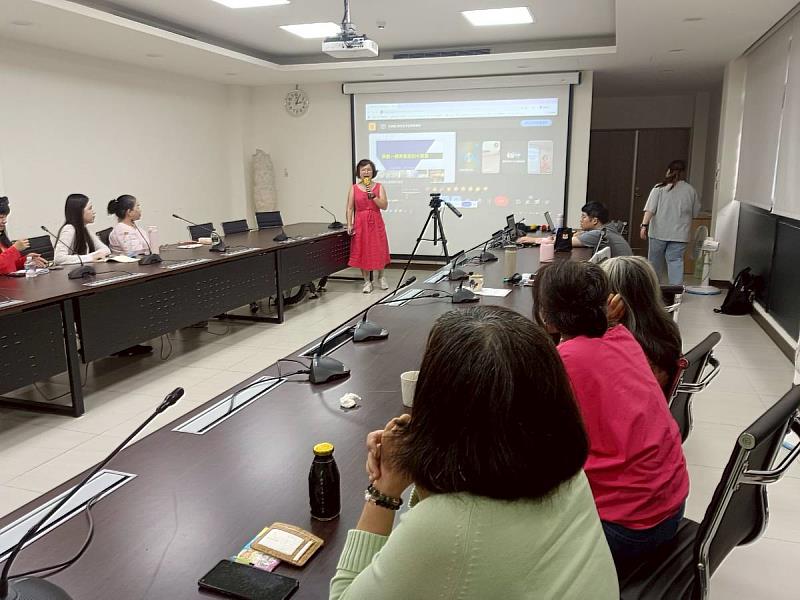 葉益青老師講授社區小型展覽如何有溫度策展