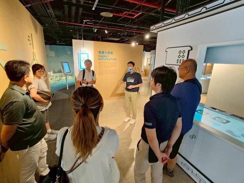 參訪中油石油探索館,透過導覽與互動展示,深入瞭解石油開發歷史與現今再生能源政策如何共存。