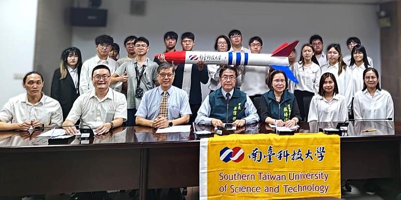 南臺科技大學副校長王振乾率領火箭團隊師生前往臺南市政府，與市長黃偉哲合影留念。團隊自全台逾600名參賽者中脫穎而出，晉級「台灣盃火箭競賽」全國總決賽，將於7月代表臺南市前往屏東旭海村探空火箭發射場執行火箭發射任務，展現教育與科技實作的跨域成果。