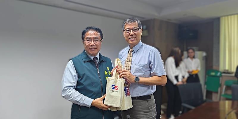 南臺科大副校長王振乾代表學校致贈紀念品予台南市市長黃偉哲，象徵產官學合作的深厚情誼與未來共同推動在地發展的承諾。