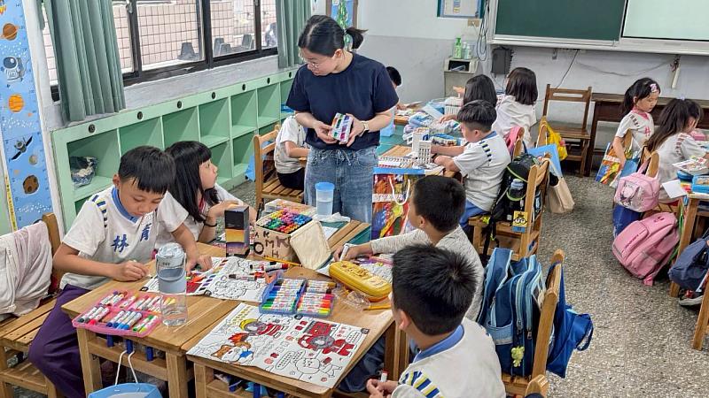 老師引導學童彩繪