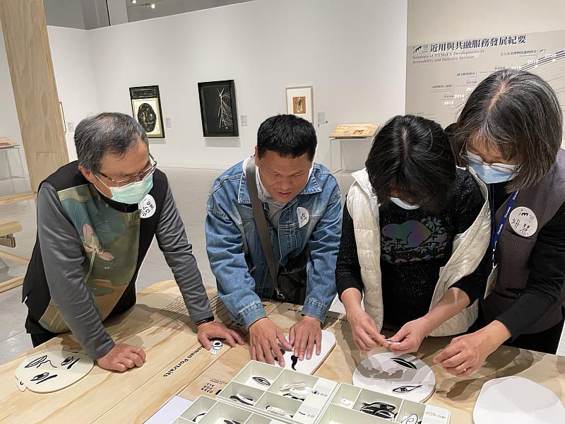 志工針對視障、聽障、失智、高齡等族群接受專業培訓，長年協助國美館執行各項文化近用相關計畫。