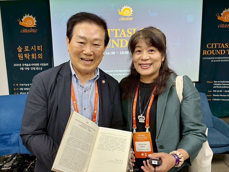 南華大學葉月嬌副校長(右)致贈《台灣慢城指南》一書給韓國慢城組織，與孫本理事長（左）合影。