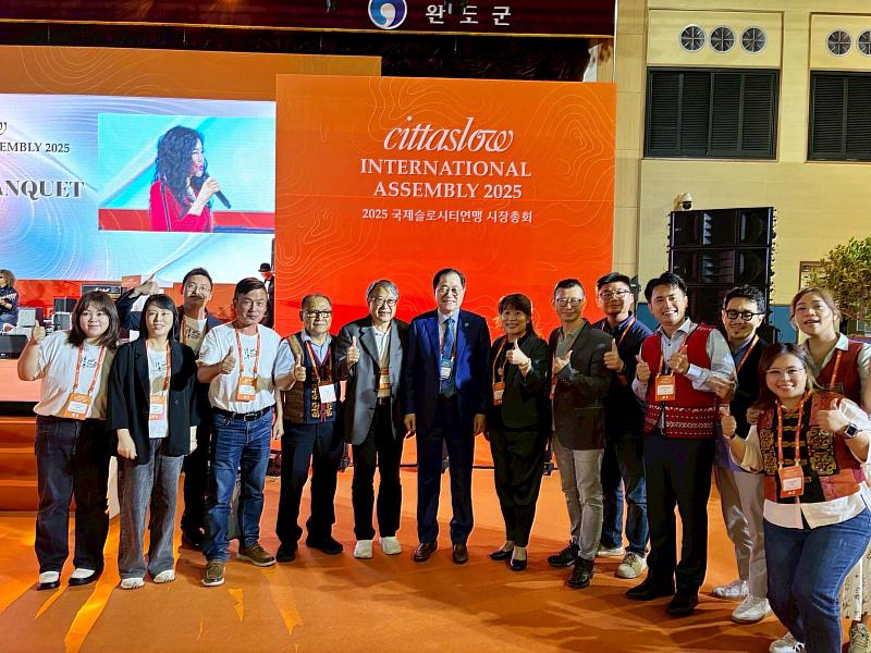 南華大學葉月嬌副校長(前排左7)參與國際慢城年會開幕典禮,與莞島郡申宇哲郡守(前排左6)及與會貴賓合影。
