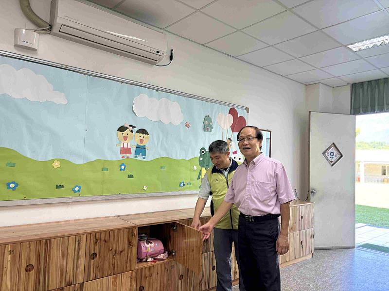 國產柳杉書包櫃的五金配件採用緩衝設計，避免小朋友關門時發出碰撞聲