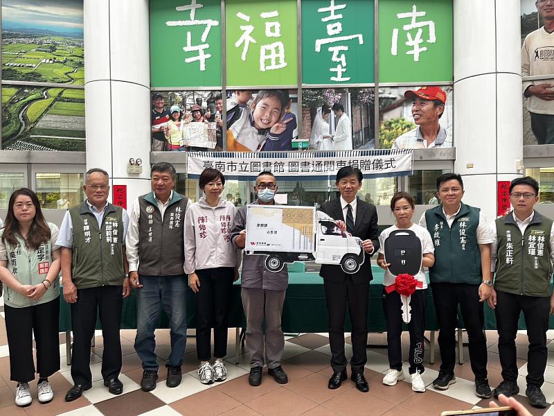臺南市立圖書館於今(27)日上午舉行「威致鋼鐵工業股份有限公司捐贈圖書通閱車記者會」，由葉澤山副市長偕同眾貴賓感謝威致鋼鐵工業股份有限公司熱心捐贈，以實際行動支持閱讀推廣。