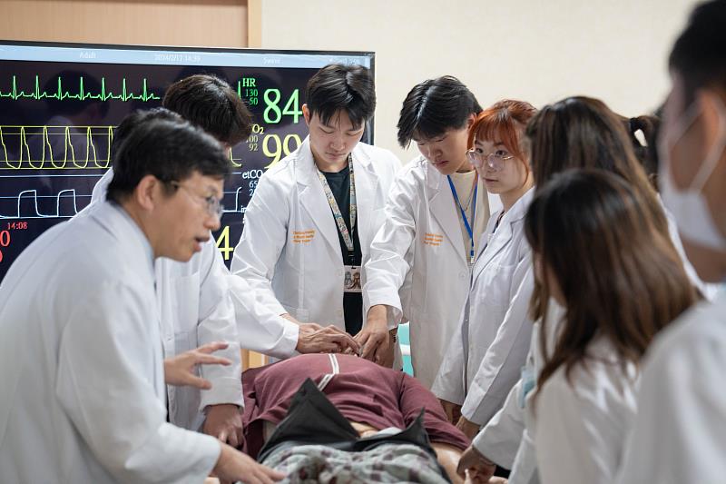 長庚大學為參加Pre-med課程的學子安排多項高擬真情境臨床技能實作。
