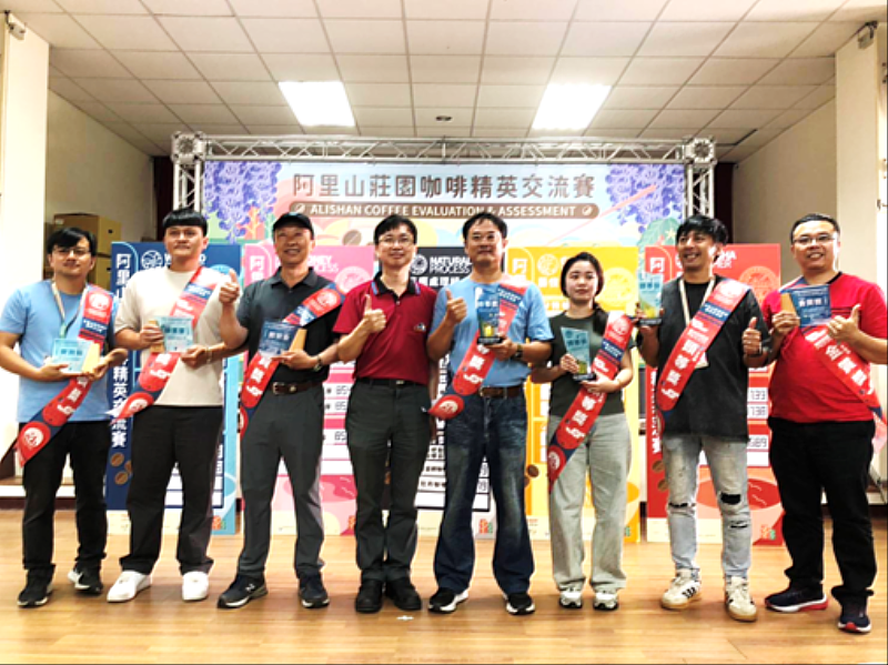 智慧科技助攻! 嘉義縣政府輔導咖啡園轉型見成效-5