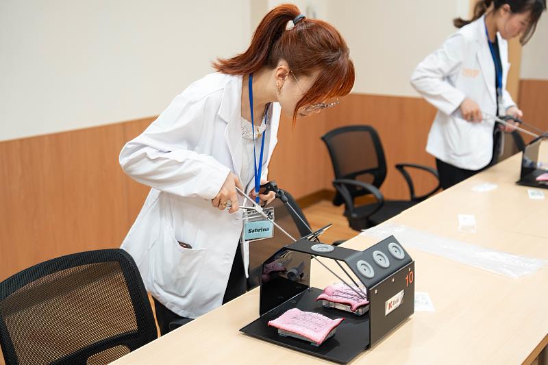 長庚大學 Pre-med 暑期課程安排多項「模擬醫學臨床技能實作」。圖為腹腔鏡模擬箱操作。