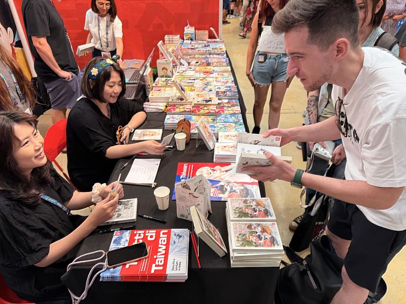 「貝爾加莫漫畫節」義大利年輕粉絲現場購書請漫畫家簽繪（駐義大利代表處文化組提供）