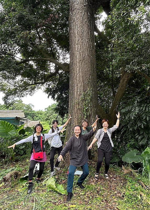 南華大學舉辦戶外定向探索運動，於「南華巨樹桃花心木」前合影。