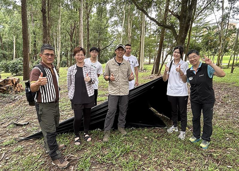 戶外探索教育論壇於南華大學登場，台灣第一位攀登聖母峰女性家江秀貞理事長（右1）蒞臨演講。