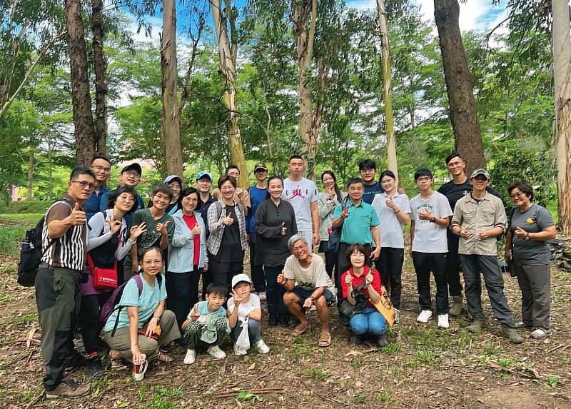 南華大學舉辦戶外定向探索運動，於校園內桉樹林進行攀樹活動並合影。