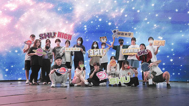 世新大學LVS智能攝製基地為多項營隊課程的核心體驗設備，圖為去年數媒系營隊學員於基地內進行實作活動。（世新大學提供）