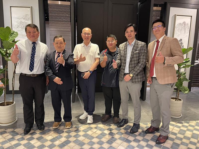 (由左至右)基隆女中校長林三維、議長市政顧問施連福、加拿大BC省教育局代表Douglas、韓世昱議員、元治家族辦公室創辦人陳治儒、施倍特教育集團國際開發部經理顏廷諭