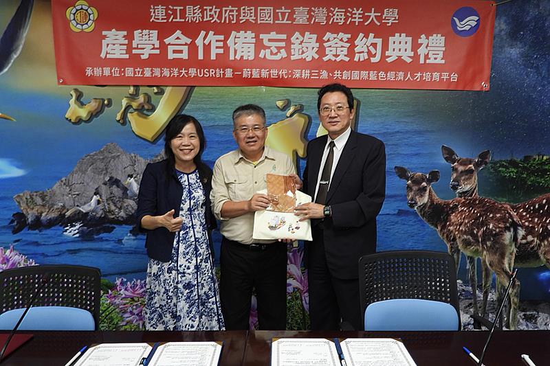 三漁計畫主持人莊副校(右)長與執行長蔡國珍特聘教授(左)與產發處林志豐處長(中)合照(連江縣政府提供)