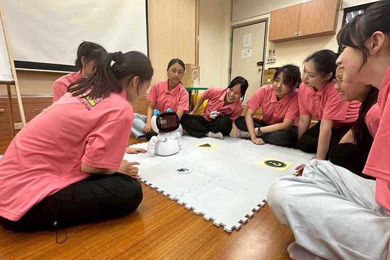 為提升教學品質與現場應變能力，參與師資生自5月起陸續接受各項課前訓練，包括教育機器人操作、課程教法研習