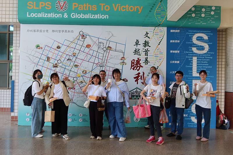 南大課輔中心與勝利國小連續七年攜手合作，由志工、新進教師及師資生共同設計闖關活動