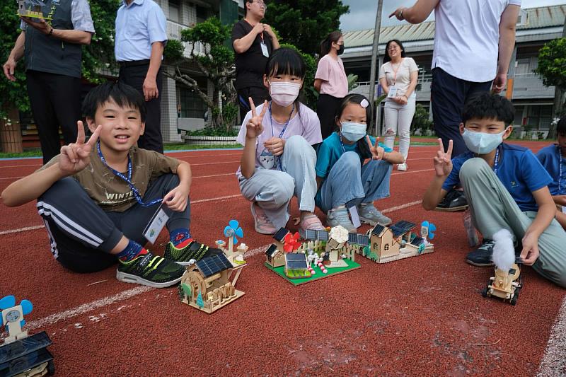 南大傅耀賢院長帶領學生組成課後教學團隊，從太陽能原理與應用入門，延伸至實作太陽能風扇、人造衛星、水車與小車等創作教學