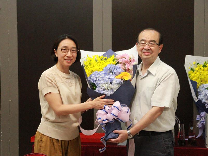 黃曉令國際副校長代表致贈退休教職員花束(詹鴻得老師)