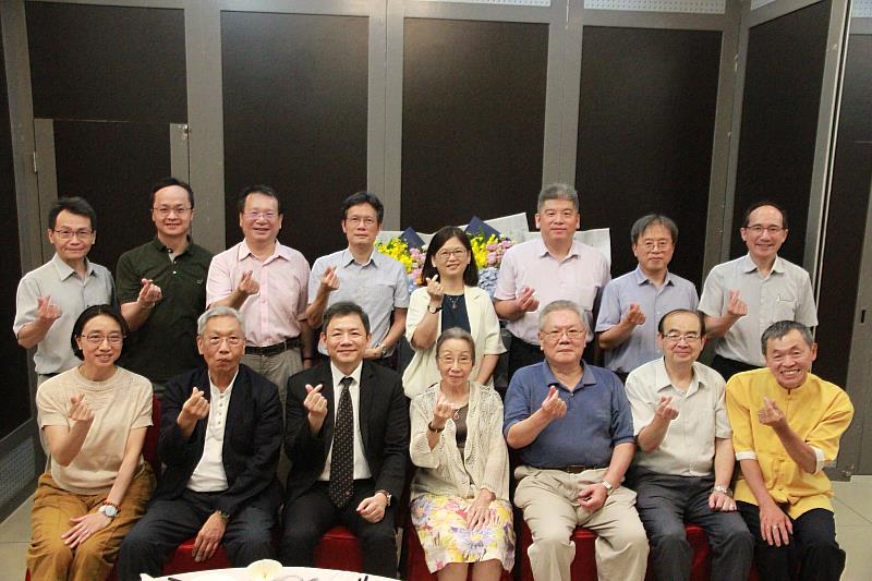 113學年第2學期退休教職員祝福餐會大合照