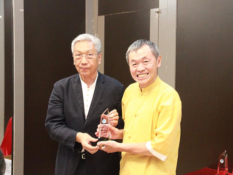 蔡世傑副校長(左)代表致贈退休教職員退休獎牌(林文傑老師)