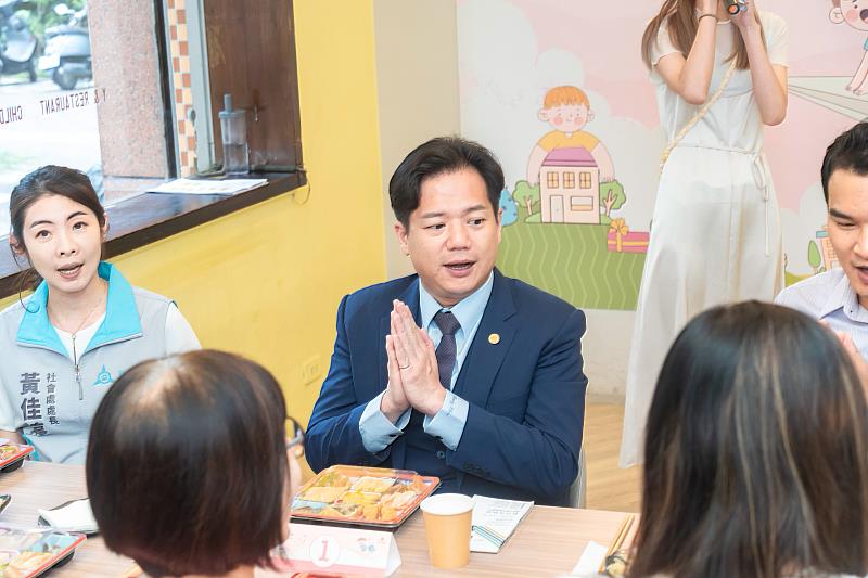 邱臣遠代理市長與社福團體夥伴們交流。