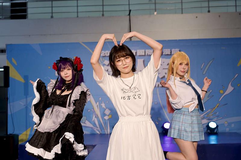 Coser容子(左起)、KOL漫漫漫老斯及Coser 苔苔，於地下層舞臺示範Runway秀