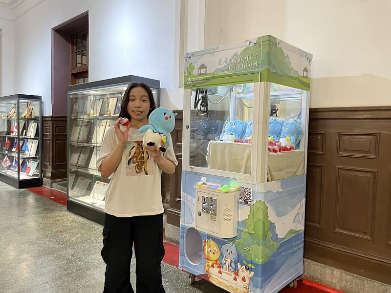民眾參加「新竹特派員皮卡就職一周年」集章活動,挑戰「皮卡娃娃機」帶回萌禮物