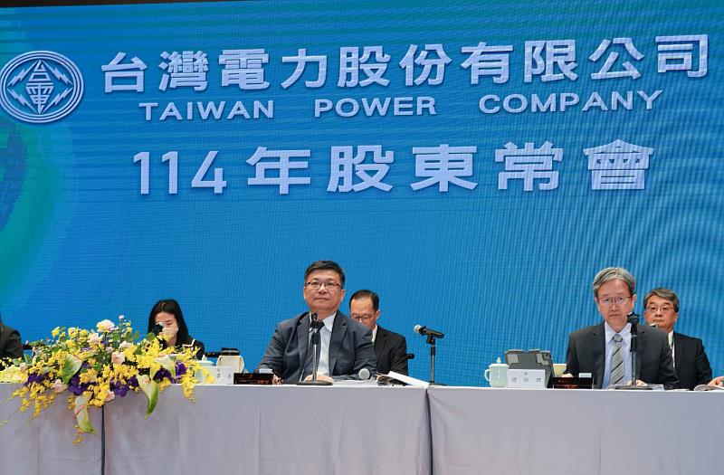 台電今日召開2025年股東常會，由台電董事長曾文生(前排右2)主持，並由總經理王耀庭(前排右1)進行2024年度營業報告，會中亦向股東報告去年度公司債發行情形、財務報告及虧損撥補案承認等事項，並舉行兩年一次的董事改選。