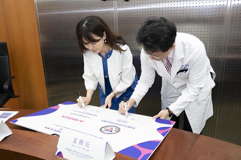 高醫王照元院長(右)與台灣默克醫療保健事業體總經理池田秀子(左)代表雙方簽署MOU，將推動四大領域合作打造健康台灣。