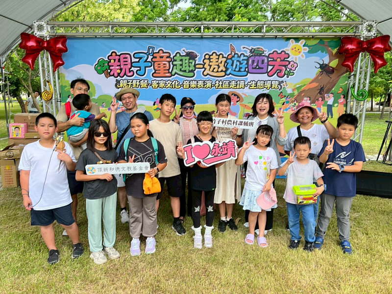 「頂新農村課輔班」期末旅學與德興國小校長大合照。(圖/頂新和德文教基金會提供)