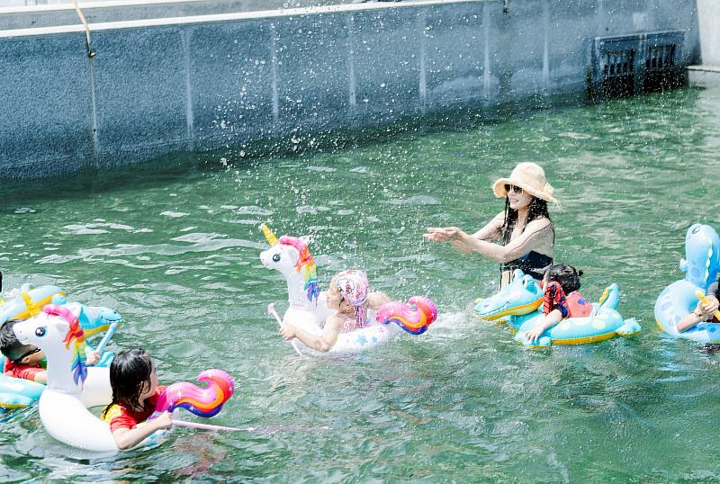 臺東市湧泉運動公園風華再現 重新綻放生機 饒慶鈴與鄉親見證 將提供民眾與遊客多元消暑選擇