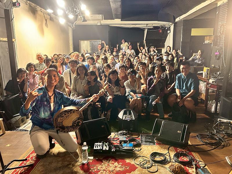 戴曉君Sauljaljui 6月26日晚間於「台北月見ル君想フ」舉辦台北首場音樂講唱會「擠吧咖哩噹！」，現場票及預售票全數售罄。（圖／風潮音樂 提供）