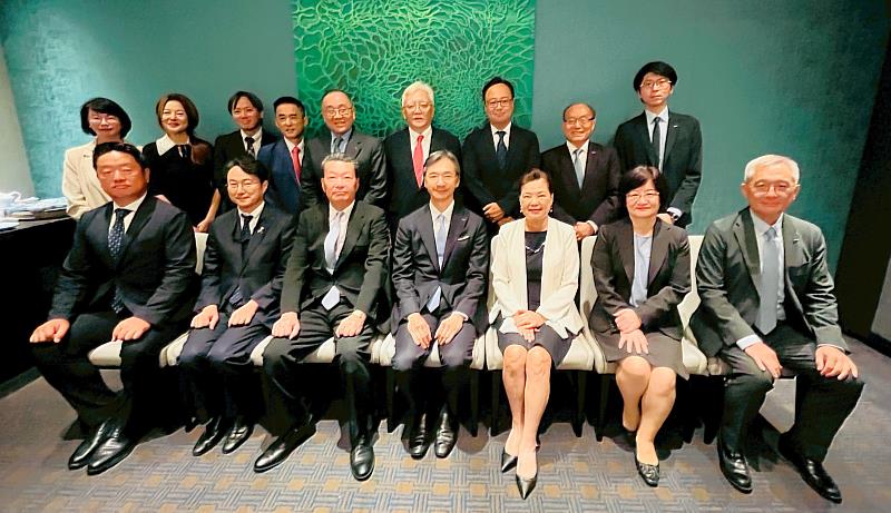 IEAT理事長黃教漳(前排右4)率監事會召集人苑竣唐(前排右1)、IEAT理監事,與JMA會長中村正己(前排左3)、經濟部前部長王美花(前排右3)、日台交流協會副代表服部崇(前排左2)、國際貿易署主任秘書戴婉蓉(前排右2)、JMA小宮太郎專務理事(前排左1)等合影留念。